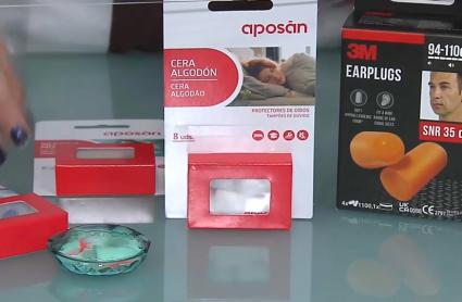 Tapones en el mostrador de una farmacia