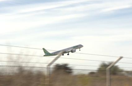 Avión despegando del aeropuerto de Badajoz