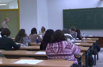 Opositores se examinan para optar a una plaza de pinche del Servicio Extremeño de Salud el 18 de enero de 2026
