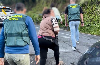La Guardia Civil se lleva a varios detenidos dentro del marco de la operación