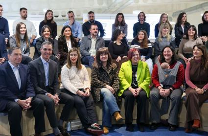 El presidente del Gobierno, Pedro Sánchez, acompañado por el ministro de Agricultura, Luis Planas, durante el acto de presentación de las medidas para facilitar el acceso a la actividad agraria, en el iHub La Vega Innova, a 14 de enero de 2026