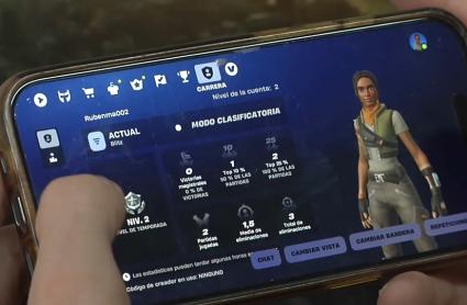 Persona jugando a Fortnite en un dispositivo móvil