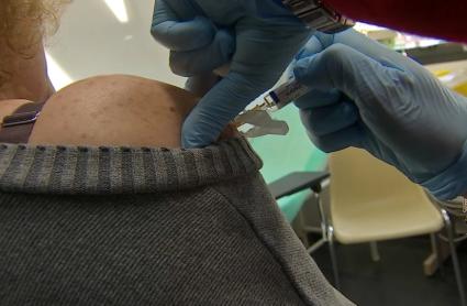 Una mujer recibe la vacuna de la gripe - Imagen de archivo