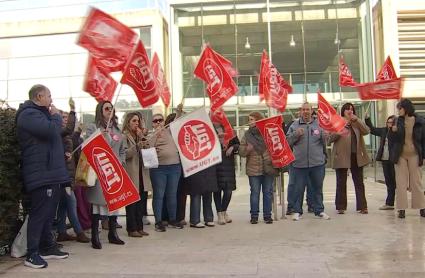 Concentración de UGT Extremadura para exigir a la Junta garantías salariales para la plantilla de limpieza del Edificio 'La Paz' de Mérida