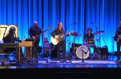 Quique González durante su actuación en Cáceres, el 16 de enero de 2026