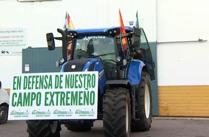 Tractor, con un mensaje de protesta en defensa del campo extremeño