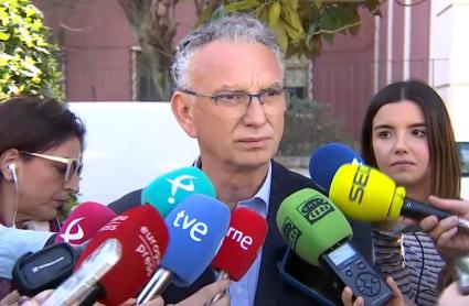 José Luis Quintana, presidente de la gestora del Partido Socialista en Extremadura, atiende a los medios de comunicación