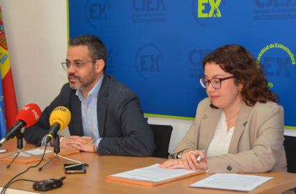 El presidente de la Fempex, Manuel José González Andrade, y la presidenta del Consejo de la Juventud de Extremadura, Lidia Solana, informan sobreu n acuerdo marco de colaboración - FEMPEX