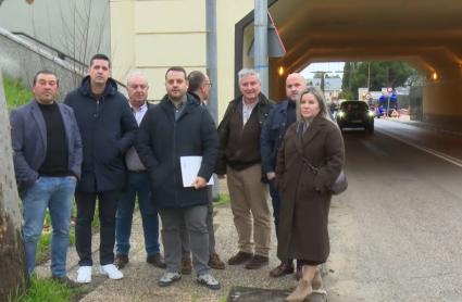 Diferentes alcaldes y miembros de la Plataforma 'Sí a Almaraz, Sí al futuro'