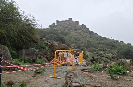 Desprendimiento en la ladera del castillo de Burguillos del Cerro