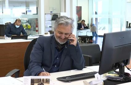 Un trabajador hablando por teléfono en su puesto de trabajo