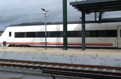 Tren en una estación extremeña - Imagen de archivo