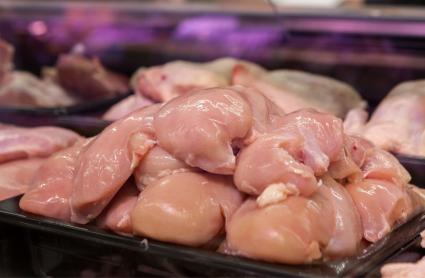 Carne de pollo en un supermercado en una imagen de archivo
