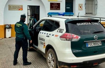 Imagen de archivo de un agente junto a un vehículo de la Guardia Civil