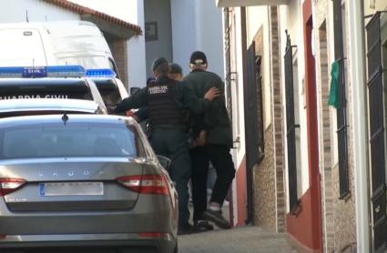 Momento en el que los detenidos son trasladados desde su vivienda a las dependencias de la Guardia Civil de Zafra