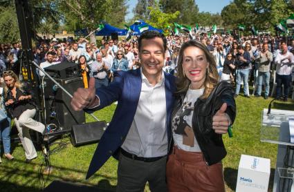 El presidente de la Junta de Andalucía, Juan Manuel Moreno Bonilla, y la presidenta en funciones de la Junta de Extremadura, María Guardiola, en una imagen del 16 de abril de 2023 en Mérida