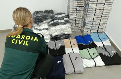 La Guardia Civil ha intervenido un importante lote de ropa presuntamente falsificada en un mercadillo de Coria