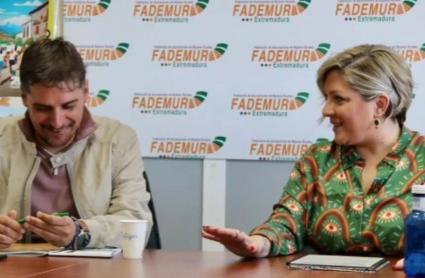 El secretario general de UPA-UCE Extremadura, Óscar Llanos, y la candidata a la Secretaria General del PSOE de Extremadura, Soraya Vega