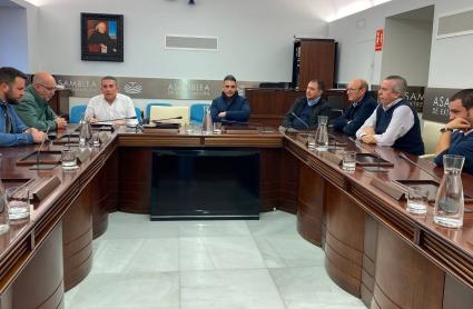 Imagen de la reunión mantenida este lunes entre miembros de Unidas por Extremadura y trabajadores de la empresa Leda