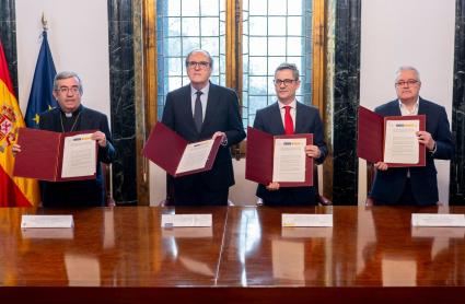 El presidente de la Conferencia Episcopal Española (CEE), Luis Argüello; el Defensor del Pueblo, Ángel Gabilondo; el ministro de la Presidencia, Justicia y Relaciones con las Cortes, Félix Bolaños, y el presidente de la Conferencia Española de Religiosos (CONFER), Jesús Díaz Sariego