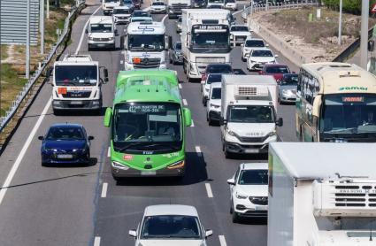 Decenas de vehículos durante la operación salida por las vacaciones de Semana Santa, en la A-4, a 27 de marzo de 2026, en Madrid