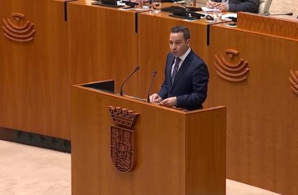 Óscar Fernández, portavoz de Vox Extremadura, durante la sesión de investidura de María Guardiola