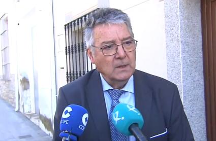 José Duarte, abogado, atiende a los medios de comunicación