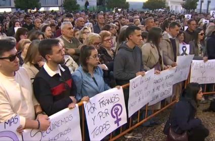 Vecinos de Hornachos y de otros pueblos durante la concentración silenciosa en señal de luto y solidaridad con la familia de Francisca Cadenas