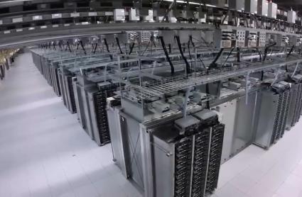 Interior de un macrocentro de datos en una imagen de archivo