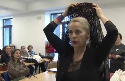 Una de las mujeres que participan en el taller se coloca una mantilla