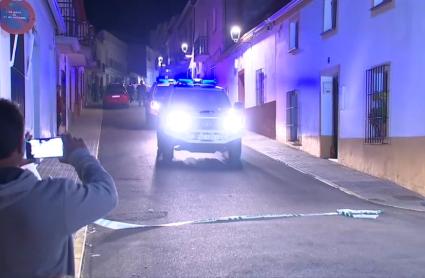 Momento en el que se producía la salida de los dos detenidos por la desaparición y muerte de Francisca Cadenas, tras el segundo día de registros