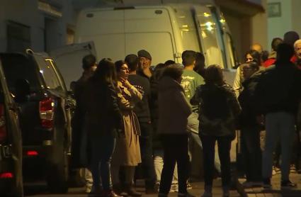 Los vecinos de Hornachos se aglutinan junto al operativo de la Guardia Civil durante el registro de este miércoles 11 de marzo