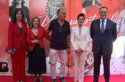 La presidenta de la Diputación de Badajoz con los premiados con la Medalla de Oro de la Provincia