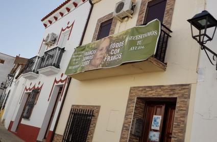 Calle donde se encuentra la casa de la familia Meneses Cadenas en Hornachos, en una imagen de archivo