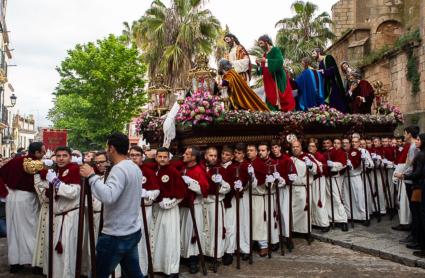 Paso de la Sagrada Cena, que procesiona el Jueves Santo en Cáceres, en una imagen de archivo