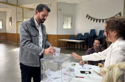 Álvaro Sánchez Cotrina votando durante las primarias del PSOE de Extremadura