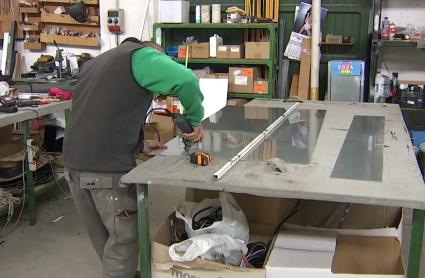 Autónomo extremeño trabajando en su negocio, en una imagen de archivo