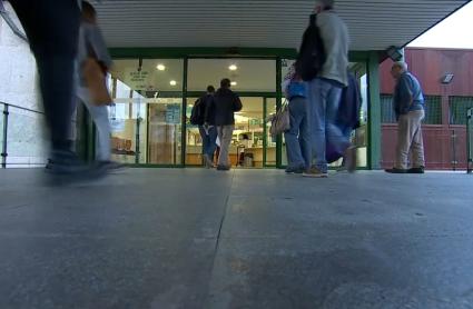 Extremeños acceden a un centro de salud de la región en una imagen de archivo