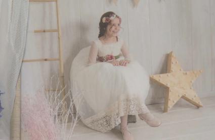 Una menor posa con su vestido de Primera Comunión en una imagen de archivo