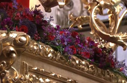 Flores adornando un paso de Semana Santa