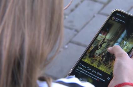 Joven utilizando Instagram en un teléfono móvil