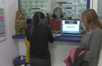 Interior de una administración de lotería de Cáceres
