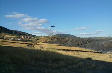 Hidroaviones sofocando el incendio de Cañaveral