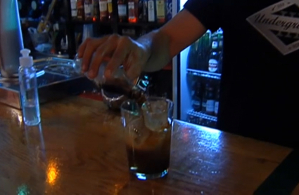 Un camarero sirviendo una copa en un pub