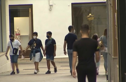 Gente con mascarillas por las calles de Almendralejo