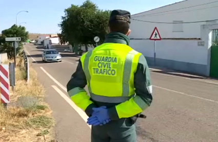 La Guardia Civil controla el acceso a Valencia de las Torres.