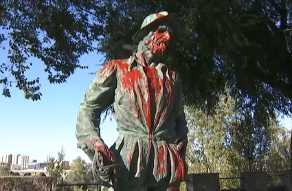 Escultura de Francisco Pizarro en el Paseo Fluvial bañada en pintura roja.