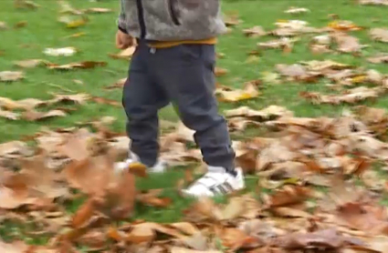 Niño jugando en un parque