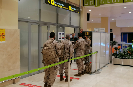 Militares de la Brigada Extremadura XI en el aeropuerto de Badajoz