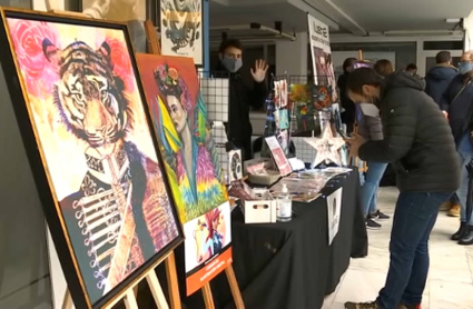 La muestra se celebra en el pasaje de la Calle Mayor de la capital pacense, con el fin de poder reunir a más artistas.